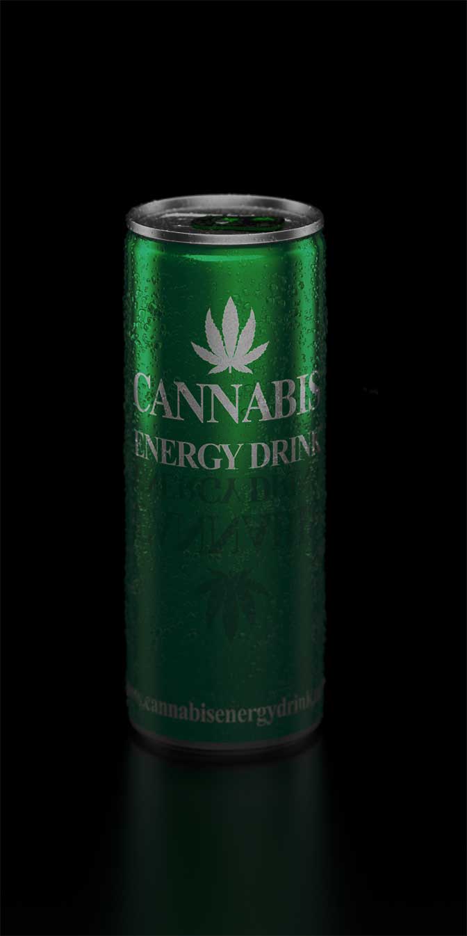 una lattina di cannabis energy drink Classic usata per realizzare un cocktail