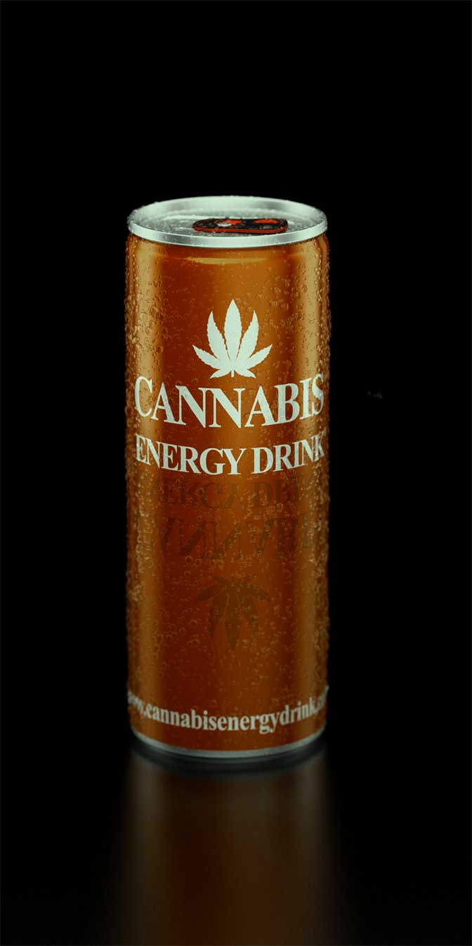 una lattina di cannabis energy drink Mango usata per realizzare un cocktail