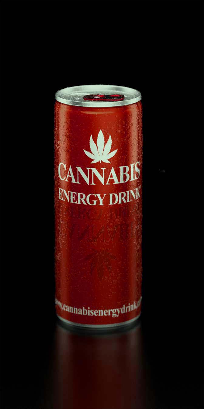 una lattina di cannabis energy drink Raspberry usata per realizzare un cocktail