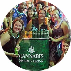 persone che si divertono ad un party organizzato da cannabis energy drink